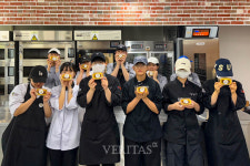 영산대 B&B전공 동아리 샤르망 해운대청소년문화의집에 로투스 치즈케이크 나눔 진행