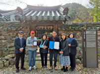 경남 문화재자료 지정 의령 청금정(聽琴亭) 김동기 씨,  부산대 도서관에 고문헌 1천여 점 기증