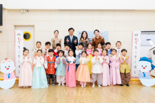 강원대 어린이집 원생들 정재연 총장에 새해 인사