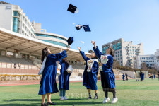 [포토] 한양대 2024학년도 전기 학위수여식 학사모 휘날리며