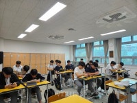 [포토] 명석고 1,2학년 영어 동아리 1학기 고교 대학 연계 프로그램 발표회 준비