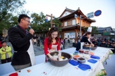 비빔으로 통하라...국제슬로시티 한옥마을의 정취를 담은 2013 전주비빔밥 축제
