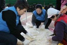 한국지엠 한마음재단, 군산경로식당서 떡국 대접
