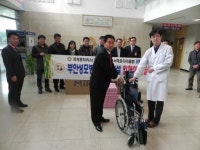 부안서해로타리클럽 성모병원에 휠체어 기증