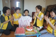 완산구 해바라기봉사단 독거노인 생일케이크 전달