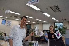 전북지방병무청 민원인에 손 태극기 배포