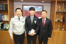 보이스피싱 막은 농협 직원, 경찰 감사장 수여
