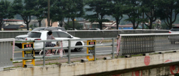차량 추락후 수일째 방치어은교 난간