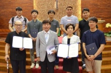한일장신대 신학부 졸업생, 재학생들에게 장학금 전달