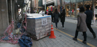 시냇길 인도 점령한 공사적치물