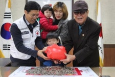 고사리 손으로 용돈 모아 기부한 정재명, 정재민 남매