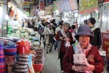정읍선관위·여성유권자연맹 전통시장서 투표참여 캠페인