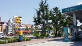 태극기 휘날리는 동성주유소