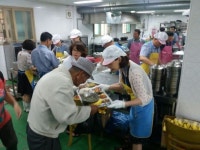 군산시청 주택행정과 직원들 군산경로식당서 봉사활동