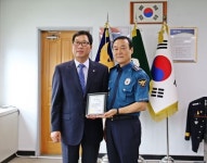 이상주 익산경찰서장, 최종오 익산시의원에 감사장 수여