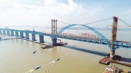 후퉁 장강대교 항로교(航道橋), 중앙아치 연결