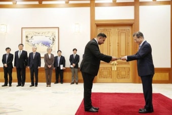 문 대통령, 주한대사 신임장 받고 한반도문제 관심 당부