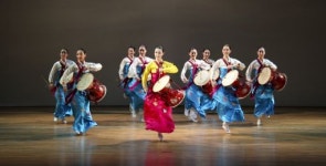 전통춤의 백미를 담은 아홉빛깔의 아름다운 화폭