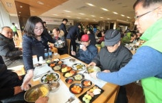 국민연금공단 혁신도시 어르신 설맞이 점심 제공 행사