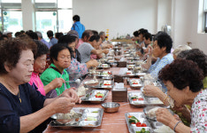 장수군노인장애인복지관 어르신과 장애인에게 삼계탕 나눔 행사