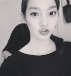 '김우빈' 신민아, 흑백도 뚫는 깜찍 매력...'신민아의 나이는?'