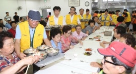 친절봉사회 임규래 회장 및 회원들 삼계탕 대접 행사