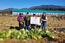 무주군 체재형 가족실습농장 교육생들 배추 100포기 기부