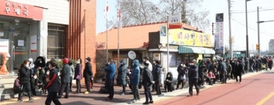 여전히 긴 마스크 구입 행렬