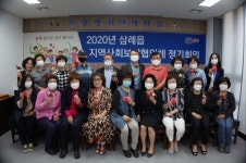 어르신 가슴에 카네이션이 피었습니다