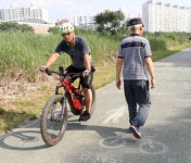 자전거 이용자·보행자 혼재 천변 산책로 불편