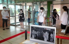 3차 등교 개학 입구 앞 열체크