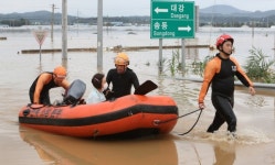 남원시 용전마을에서 남원소방서 119 구조대원들이 보트로 주민 구조