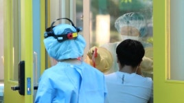 전주 덕진보건소 선별진료소에서 진단검사 받는 모습