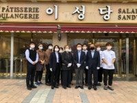 국내 최장수 빵집 이성당 백년가게 현판 걸려
