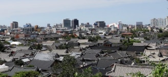 전주한옥마을에 한옥의 별 83개가 관광객을 맞이한다