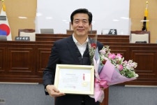 문은영·윤정훈 무주군의원 지방의정봉사상 수상