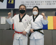딸한테 태권도 배운 아버지 승단심사 응시 화제