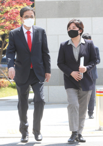 문재인 대통령 사위 취업 의혹 제기 곽상도 의원, 검찰 수사 촉구