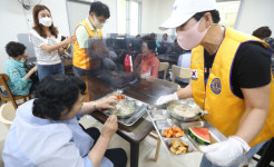 전주금암노인복지관, 전주 3개 라이온스클럽과 중복맞이 삼계탕 나눔 행사 실시