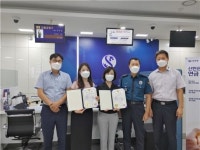 전주완산경찰 서부지구대, 보이스피싱 수거책 검거 기여한 신한은행 직원에게 감사장 전달