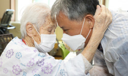 엄마, 이게 얼마만에 잡아보는 손이에요 추석 앞두고 접촉면회 한시 허용된 요양병원