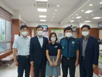 완주 둔산파출소, 전화금융사기 예방한 은행직원에 감사장 전달