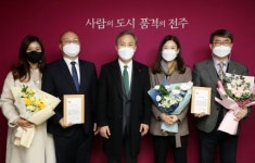 서양열 전 전주금암노인복지관장·최재훈 전 전주효자시니어클럽관장, 노인유공 감사패