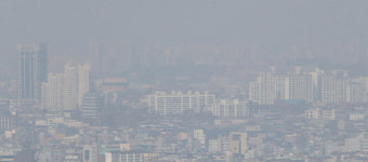 치명자산에서 바라본 미세먼지로 뒤덮힌 전주시내