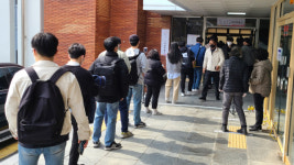 소중한 한 표 미리 행사하기 위한 유권자들