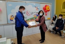 한국유리 군산공장, 해성초 입학생에 선물전달