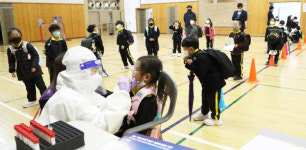 코로나19 신속 검사위한 학교 찾아가는 이동검체팀
