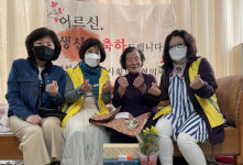 어르신 건강하세요…전주 평화1동 독거어르신 찾아가는 생일파티