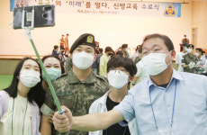 (주)풀무원푸드앤컬처 35사단신병교육대대 | "우리 아들 늠름해졌네, 고생많았어" 35사단 올해 첫 대면 신병교육수료식