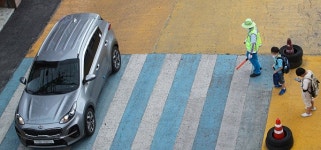 개정된 도로교통법 시행 첫날…우회전 서행, 스쿨존 앞 쌩쌩